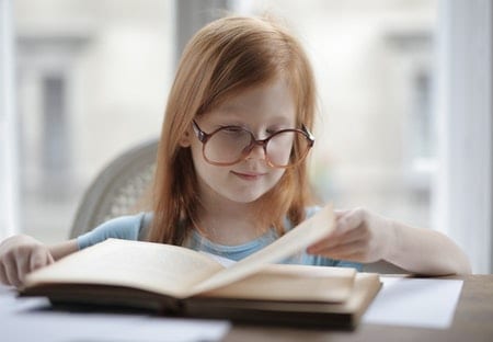 aprendizaje por lectoescritura, niña leyendo